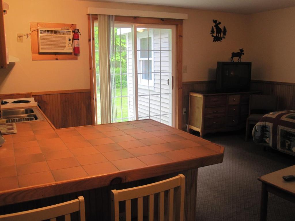 Bear Tree Lodge Weirs Beach Room photo